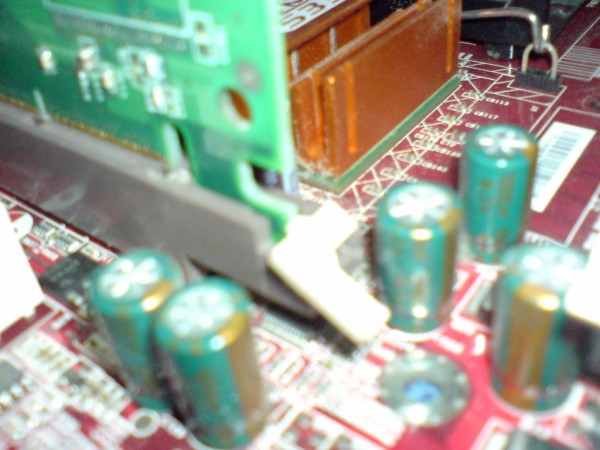 Montujemy kart AGP - docisk karty