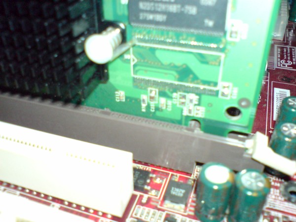 Montujemy kart AGP - docisk karty