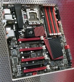 Asus Rampage Extreme III z 4 gniazdami na karty graficzne