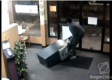 Ukradli bankomat wyrywajc go z podogi samochodem
