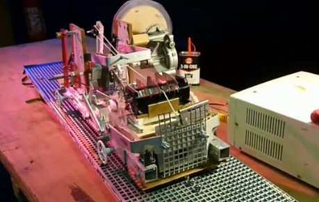 Ciekawa realizacja maszyny Turinga. I to ze zomu.