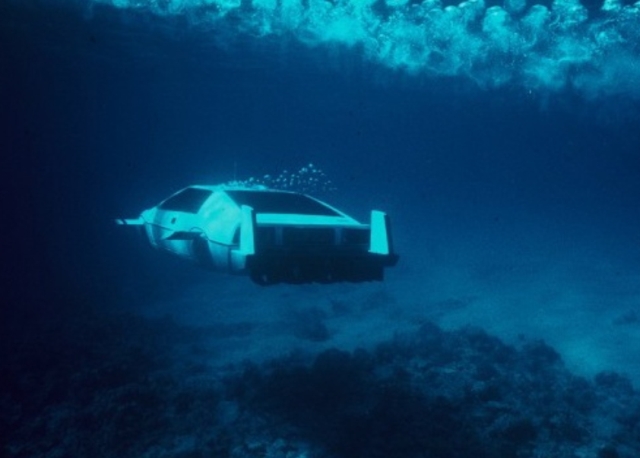 Pywajcy Lotus Jamesa Bonda idzie na sprzeda