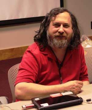 Pomysodawca GNU przeciwny patnym grom na Linuksa