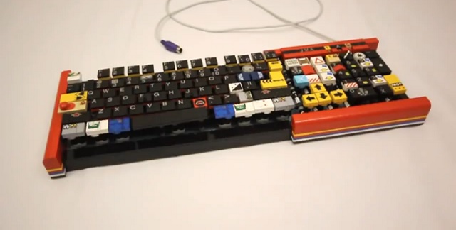 Klawiatura zbudowana z klockw LEGO