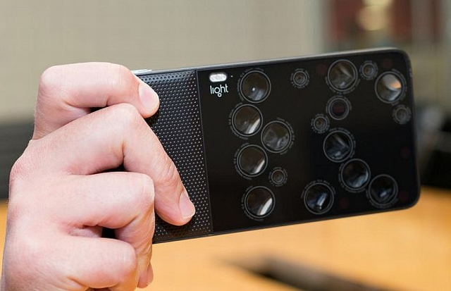 Niezwyky aparat Light z 16 soczewkami