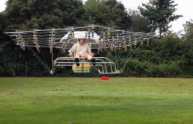 Niezwyky multicopter z 54 migami