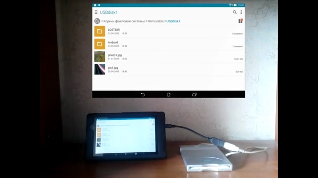Mona odczyta dane z dyskietki na tablecie z Androidem