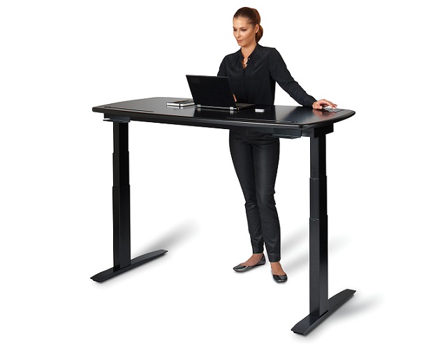 Biurko Stir Kinetic Desk zadba o ruch podczas pracy