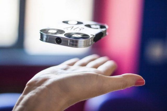 AirSelfie niewielki dron do robienia selfie
