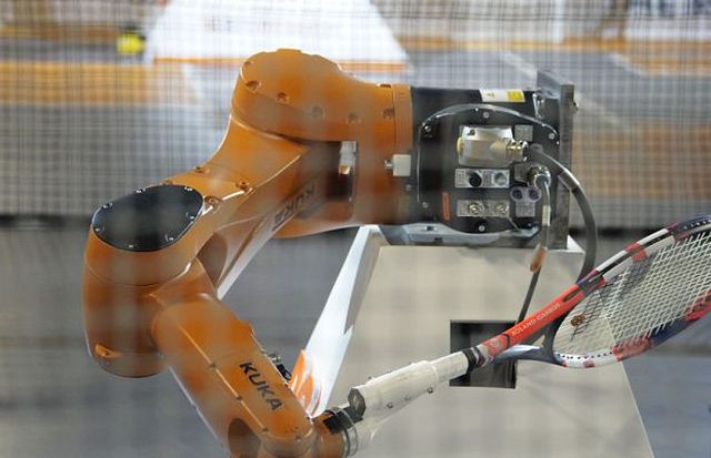 Rami robota grajce w tenisa